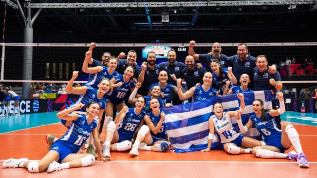 Η Εθνική Γυναικών πανηγυρίζει τη νίκη επί της Βουλγαρίας.