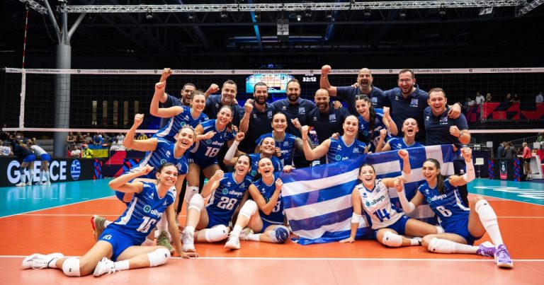 Η Εθνική Γυναικών πανηγυρίζει τη νίκη επί της Βουλγαρίας.