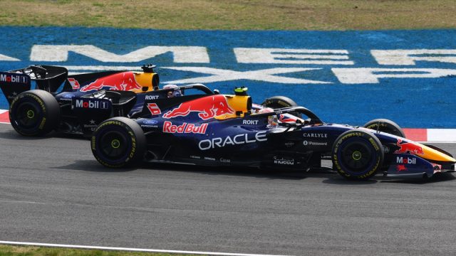 Μαξ Φερστάπεν και Ισάκ Χατζάρ σε αγώνα Formula 1.
