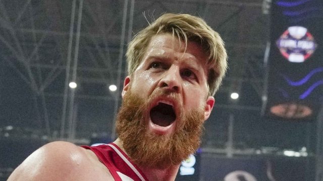Ο Τόμας Γουόκαπ αγωνίζεται με τη φανέλα του Ολυμπιακού.