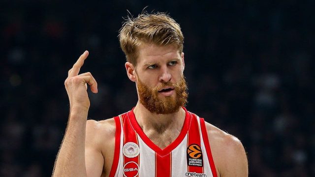 Ο Τόμας Γουόκαπ αγωνίζεται με τη φανέλα του Ολυμπιακού.