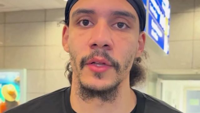 Ο Λανς Ουέαρ με τη φανέλα του Αμαρουσίου.