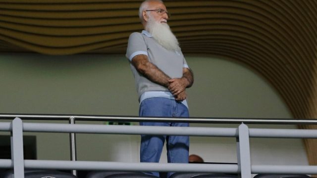 Οπαδοί του ΠΑΟΚ διαμαρτύρονται έξω από το γήπεδο της Τούμπας.