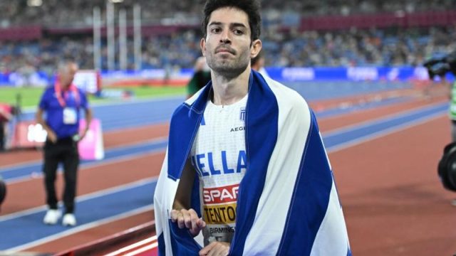 Ο Μίλτος Τεντόγλου κατά τη διάρκεια του αγώνα στίβου.